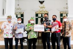 Alfamart serahkan bantuan paket perlengkapan sekolah untuk siswa kurang mampu di Situbondo