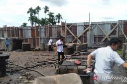 Polda Jambi gerebek gudang minyak ilegal di tengah Kota Jambi