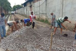 Warga LK III Bandarjaya Timur gotong royong perbaiki jalan