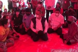 Sridayani menitik air mata di hadapan Mensos saat curhat kejadian longsor