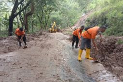 Puluhan wisatawan terjebak longsor di Waduk Wonorejo Tulungagung berhasil dievakuasi