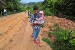 Akses jalan desa terpencil di Jambi