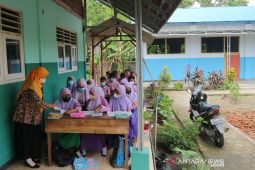 Siswa Belajar di Teras Sekolah Mojokerto
