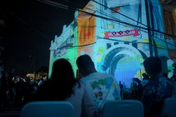 Ini makna di balik warna-warni kilatan lampu Gedung Warenhuis