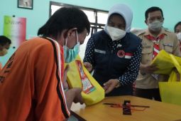 Ning Ita serahkan beasiswa bagi puluhan siswa SLB