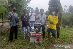 Gerakkan ekonomi masyarakat, PT Timah serahkan bantuan untuk kelompok tambak ikan Lubuk Menur Jaya