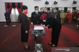 Bupati Karolin lantik lima pejabat tinggi pratama