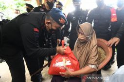 Korps Brimob Polri gelar vaksinasi COVID-19 massal dan pengobatan gratis di Karawang