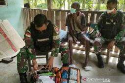 Satgas TNI layani kesehatan keliling warga perbatasan Indonesia
