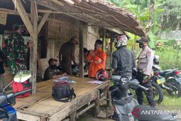 Angtota Polsek Sobang patroli sambil bagikan masker pada masyarakat