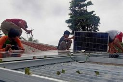 Mahasiswa Universitas Jambi pasang pembangkit listrik surya untuk PJU dan terangi mesjid