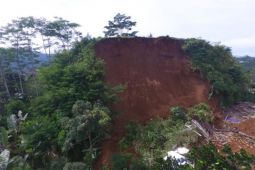 Ada duka tersisa dari tebing Desa Pagentan