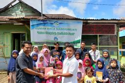 Rumah baca Nanggarjati Arse dapat buku bacaan dari PNNB Tapsel