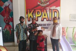 KPAD Labura serahkan bantuan pada dua anak