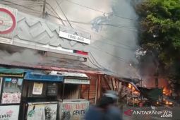 13 kios milik IPB di Dramaga Bogor hangus terbakar