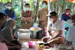 Berbagi kebahagiaan dengan lansia konsep Pemkab HSS sambut hari jadi