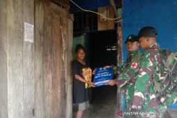 Satgas TNI bagikan kelambu anti nyamuk untuk warga perbatasan Indonesia