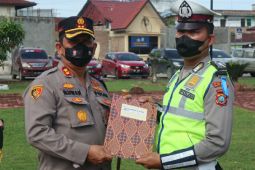 Ajak keliling Ibu hamil di Batubara naik mobil patwal, Bripka Prengky terima penghargaan