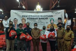 Anggota DPD RI salurkan paket sembako untuk warga terdampak banjir di Kalbar