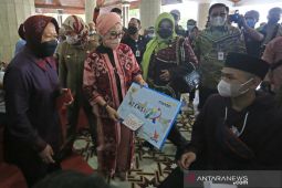 Mensos tinjau pembagian bansos