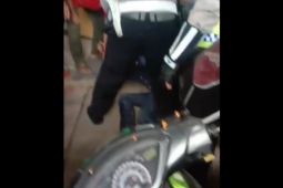 Aksinya ketahuan warga, seorang pencuri sepeda motor lari ke atas genteng