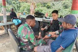 Satgas TNI Yonif 403 layani pengobatan warga di perbatasan Indonesia