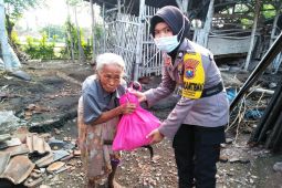 Gunakan uang pribadi, Polwan Situbondo bagikan sembako untuk warga miskin