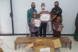 Alfamart bagikan perlengkapan sekolah untuk anak-anak di Kabupaten Kediri