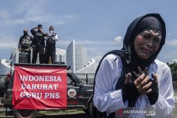 Aksi teaterikal Indonesia darurat guru PNS
