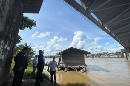 Pemerintah Kabupaten Kapuas Hulu usulkan penahan tebing di sekitar jembatan Kapuas