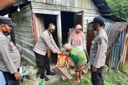 Polres Bangka Barat bantu bahan pangan pokok kepada warga pesisir di Mentok