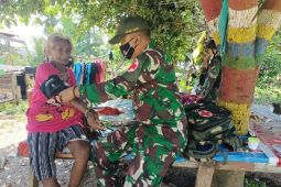 Satgas TNI Yonif 131 bagikan sembako bagi warga perbatasan RI-PNG