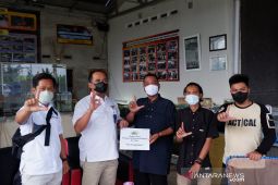 Dukung pelestarian ikan lokal dan endemik, PT Timah Tbk serahkan bantuan ke yayasan ikan endemik Bangka Belitung