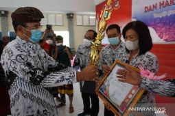 Pemkab Buleleng serahkan "Saraswati Award" pada Hari Guru 2021