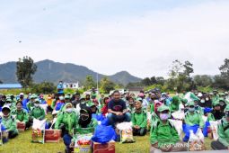 Peringati HUT KORPRI ke 50, Bupati Tapteng bagikan 245 paket sembako kepada petugas kebersihan