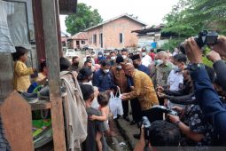 Menko PKM bagikan sembako dan masker di Kelurahan Legok