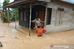Banjir semakin dalam, Warga Barabai yang tinggal di bantaran sungai mengungsi