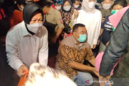 Risma salurkan bantuan langsung ke korban banjir di Garut