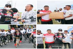 200 paket sembako kembali dibagikan Bupati kepada warga pada HUT PGRI ke-76 dan HGN di Tapteng