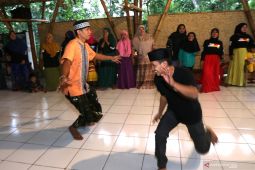 Peserta PKBM Bermain Permainan Tradisional
