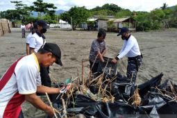 TNI AL Pos Palabuhanratu bersihkan sampah di Pantai Cipatuguran