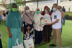 Warga terdampak COVID-19 dapat bantuan sembako dari Hutama Karya