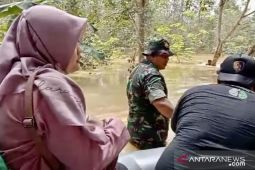 Tempuh waktu tiga jam terjang banjir demi vaksinasi warga