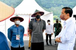 Presiden Jokowi berdialog dengan petani saat resmikan bendungan di Trenggalek