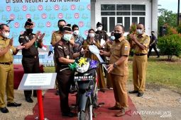 Jaksa masuk sekolah dan hibahkan motor untuk praktik siswa SMK