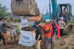 Tanggul Jebol, Polisi Bersama Warga Turun Perbaiki Tanggul