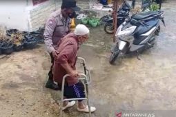 Meski tertatih, kakek 81 tahun ini akhirnya berhasil dapatkan vaksin COVID-19