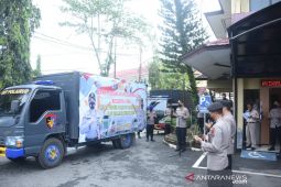 Polda Kalsel distribusikan ribuan paket sembako untuk korban banjir HST