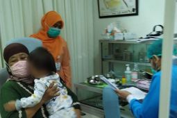 Pendengaran bermasalah, Pemkot Surabaya bantu alat dengar balita Simokerto