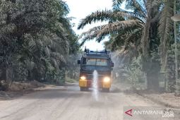 "Water cannon" sirami jalan berdebu lintasan truk batubara